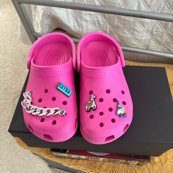 Crocs Women’s Bubble Gun Pink PLUS 4 FREE Charms INCLUDED M/5 - W/7 - Picture 5 of 11